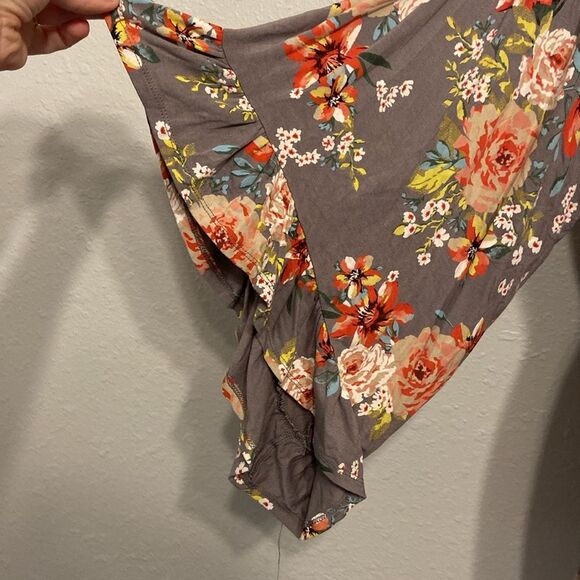 Torrid Gray Floral Super Soft Knits Faux Wrap Chic Romantic Blouse Size 0 - Picture 4 of 9